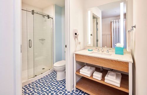 Florida Center Hotel | Universal's Endless Summer Resort - Surfside Inn and Suites