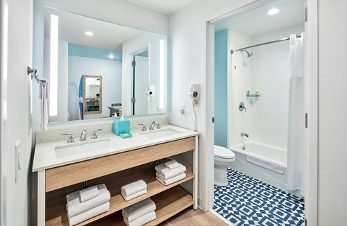 Florida Center Hotel | Universal's Endless Summer Resort - Surfside Inn and Suites