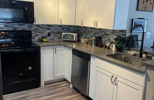 Harbor Oaks Bay Shore House | Unleash the Fun: Kayaks, Pool Table, Fishing Poles, and Ping Pong Table, Smoker
