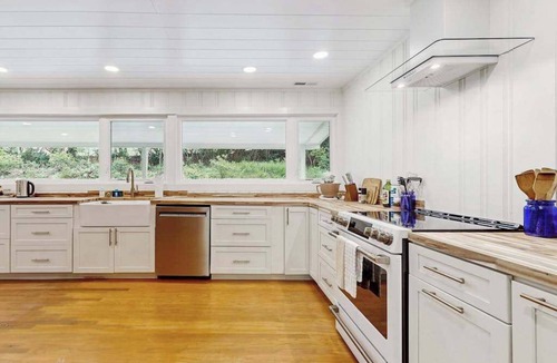Highlands House | Unplugged Retreat, covered porch, BBQ, firepit