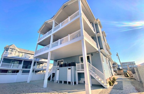 Townsend's Inlet House | Unrestricted views of the intercoastal waterway on 75th Street