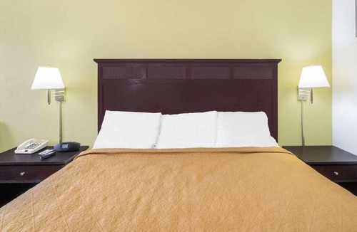 Lookout Valley Neighborhood Association Hotel | Unwind & Relax! Free Parking, Seasonal Pool, Pets Allowed, Close to Ruby Falls!