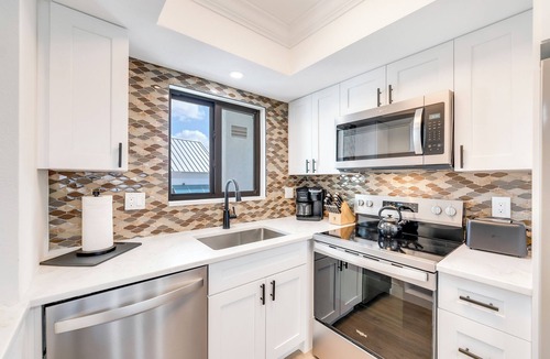 Mid Island Condo | UPDATED 2B/2B BEACHFRONT CONDO SEASIDE 301
