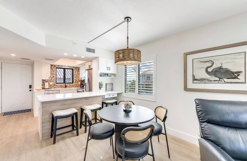 Mid Island Condo | UPDATED 2B/2B BEACHFRONT CONDO SEASIDE 301