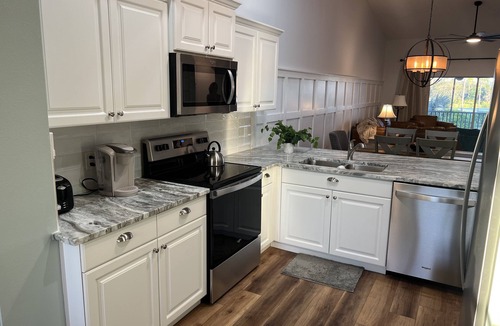 Sarasota Condo | Updated 2nd Floor Condo 12 miles from Siesta Key Beach