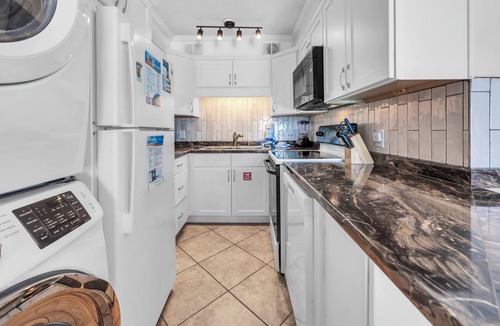 Panama City Beach Condo | ☀️Updated-Beach FRONT-Balcony-TWO Pools-TWO Hot Tubs-Tiki Bar-The Summit 818☀️