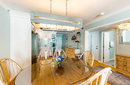 Isle of Palms Villa | Updated condo by the beach with balcony & pool - walk to IOP dining & shops