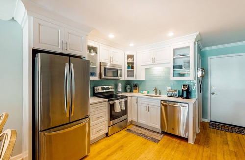Isle of Palms Villa | Updated condo by the beach with balcony & pool - walk to IOP dining & shops