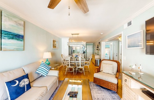 Isle of Palms Villa | Updated condo by the beach with balcony & pool - walk to IOP dining & shops