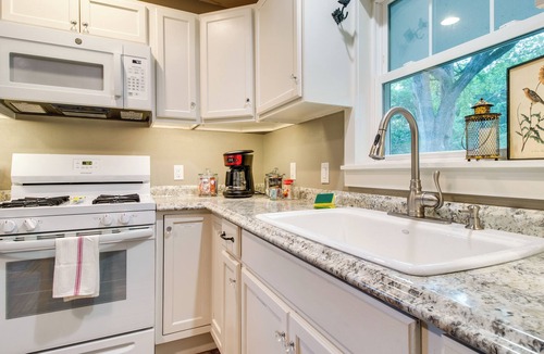 Cotter Cottage | Updated Cotter Cottage: Walk to White River!