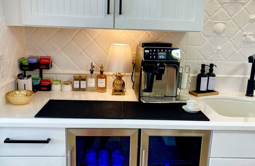 South Palm Park Neighborhood Association Apartment | Updated house with heated pool 5 min to beach