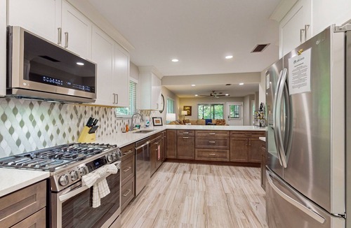 San Marco House | Updated house with enclosed yard, patio, central AC, & washer/dryer