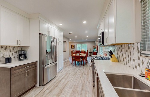 San Marco House | Updated house with enclosed yard, patio, central AC, & washer/dryer