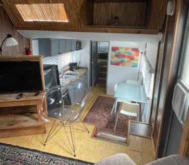 Sailboat Bend Boat Rental | Updated houseboat on the river!
