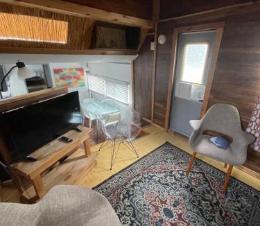 Sailboat Bend Boat Rental | Updated houseboat on the river!