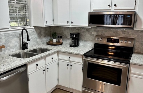 Columbia House | Updated Townhome Close to I20/26