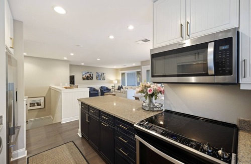 West Beach Village House | Upgraded 4BR Fairway Oaks Villa, Golf Views, Pet-Friendly, Close to Beach!