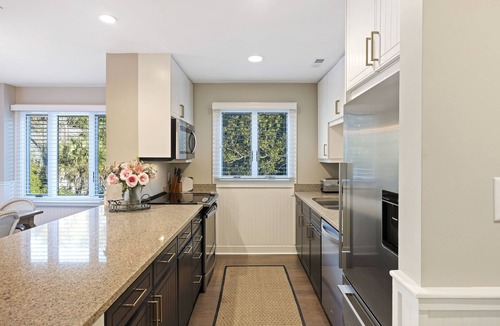 West Beach Village House | Upgraded 4BR Fairway Oaks Villa, Golf Views, Pet-Friendly, Close to Beach!