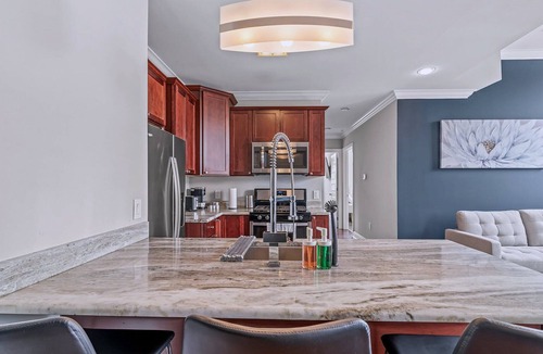 Olde Kensington Apartment | Upscale 2BD | NoLibs | Sleeps 4 | Fitness Center