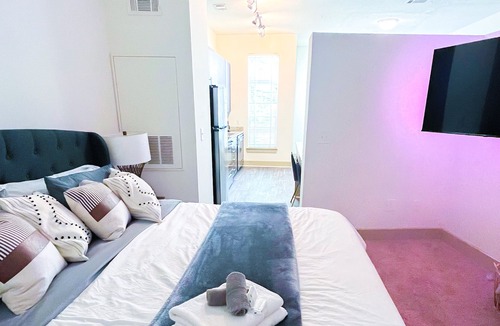 Brookwood Apartment | Upscale Buckhead Loft 1Bed1Bath, sleeps 1-4 balcony & free parking