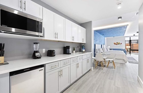 Port Morris Hotel | Upscale Double King Suite| Fitness Center | Mott Haven