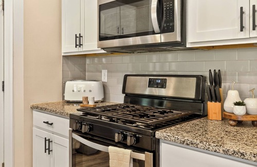 Berea House | Upscale Greenville Getaway. 10 Mins 2 Falls Park