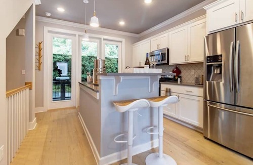 Northside House | Upscale Northshore Townhouse Steps to Restaurants and Parks