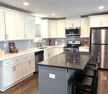 Sunset Road House | Uptown in 6 Mins - Game Deck - Private Acre - Sleeps 10