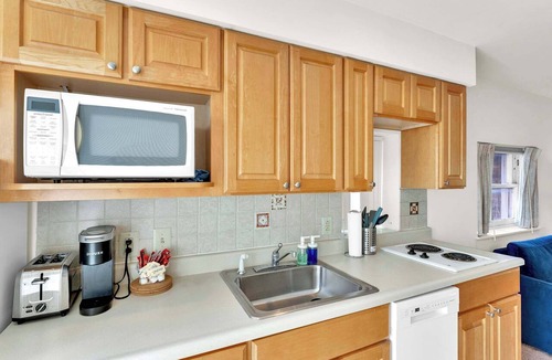 Rittenhouse Row Apartment | Urban 1BR | Sleeps 4 | Steps to Rittenhouse Square