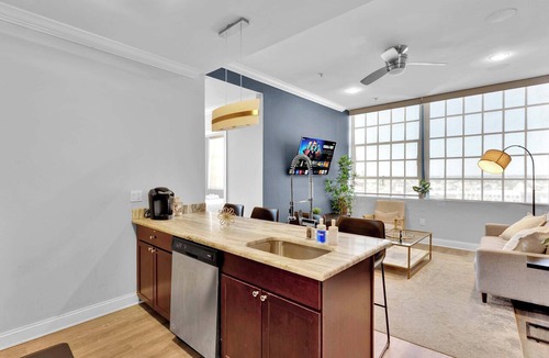 Olde Kensington Apartment | Urban 2BD | Near Independence Hall | 2Beds | Gym