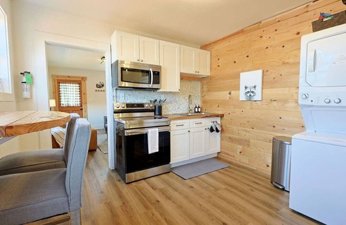 Knoxville House | Urban Cabin-Themed Duplex ⫸ Walk to Happy Holler