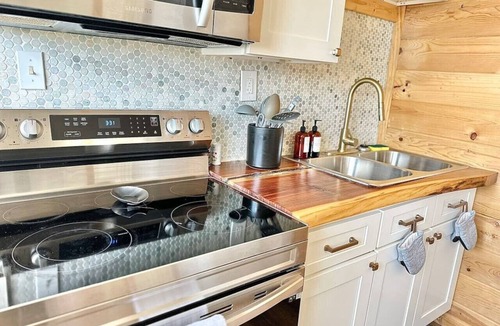 Knoxville House | Urban Cabin-Themed Duplex ⫸ Walk to Happy Holler
