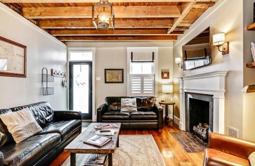 Gayborhood House | Urban Charm 4BR-2BR Retreat with Patio & Parking