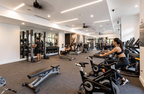 Cherry Apartment | Urban Comfort 1BD Sleeps 6 DT 5 Min Gym & Parking
