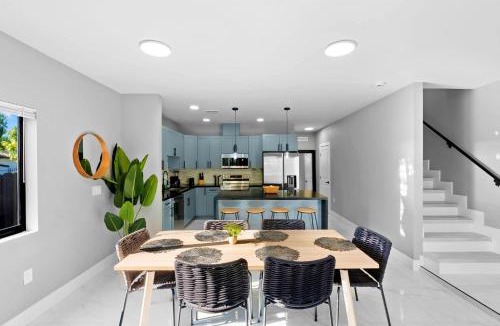 Liberty City Apartment | Urban Comfort - 20min to Beach & Airport