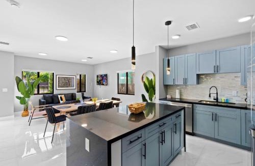 Liberty City Apartment | Urban Comfort - 20min to Beach & Airport