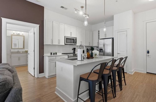Second Ward Apartment | Urban Escape - Free Parking, Pool, Gym