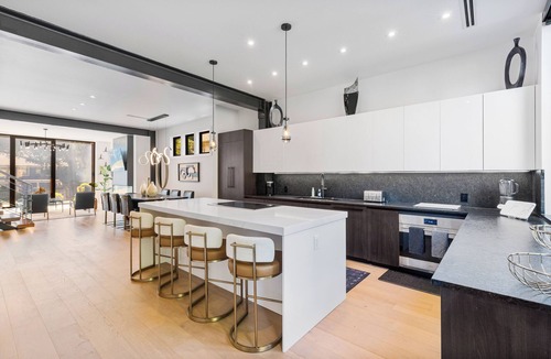 Barclay Downs House | Urban Luxury Townhouse near Southpark and Quail Hollow - 2BR , Private backyard