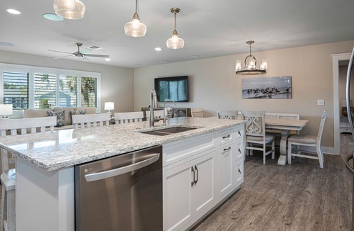 Murex Lakes House | Urlaub Haus, Beautifully Remodeled, Lake-Front Pool Home