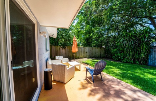 University House | USF Hideaway – Steps from USF & Moffitt, Pet-Friendly 3BR Home with Backyard