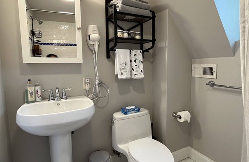 Wayne House | Ushmila's Nest - Private suite with 2 rooms & Bathroom.