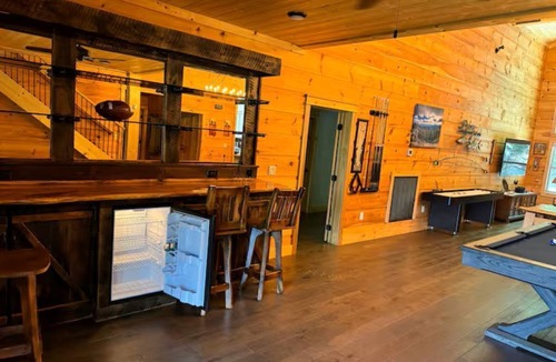 Cosby Ski Chalet | UTVJeepTrailGatlinbrgEVchargKidPlayelectricJeep24v