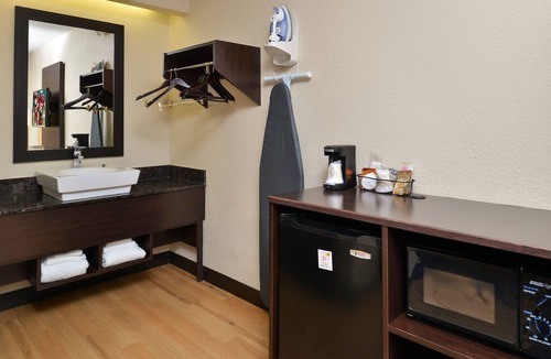 Secaucus House | Vacation Day Is Always A Great Idea! Free Parking and Pet-friendly Property