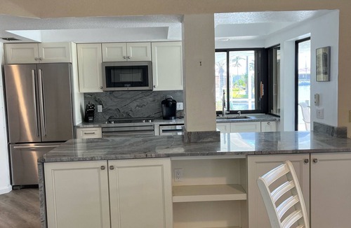 Punta Gorda House | Vacation Paradise ! Relax in the Sunshine! Waterfront ! Mins to downtown.
