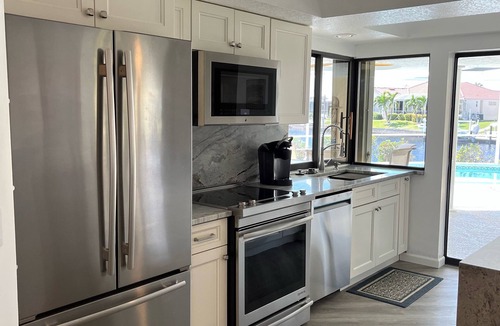 Punta Gorda House | Vacation Paradise ! Relax in the Sunshine! Waterfront ! Mins to downtown.