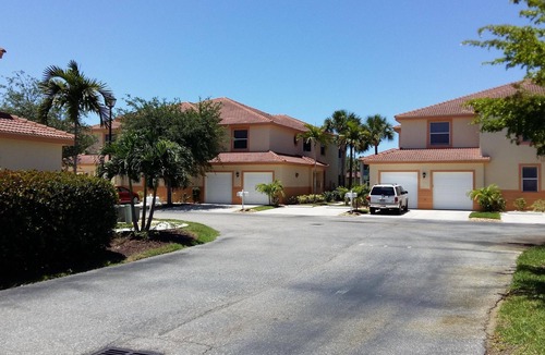 Iona Apartment | Vacation rental a few minutes from the beach. Quiet and central location