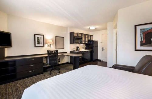 Clearwater House | Vacation Time! Close to Airport, Full Kitchen, Pet-friendly and Outdoor Pool!