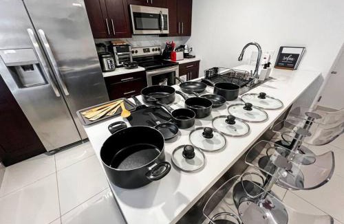 Naranja House | Vacay Spot experience Luna Sky! 65" TV BAR, BBQ, SHOWER massage jets, music, go to FL Keys