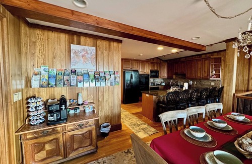 Highlands House | Valentine Manor Retreat with 50 mile views only 5 minutes to town!