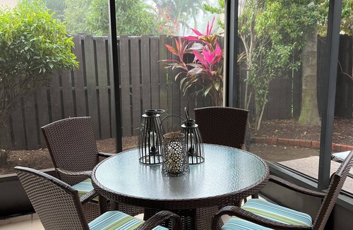 Villas House | Valerie’s Villa - free WiFi - 3 tv’s - 15 mins to beach - 30 second walk to pool